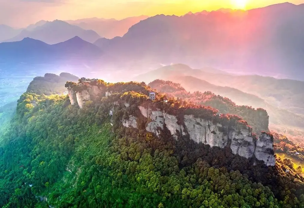 好消息，暑期直通車來啦！綿陽—江油景區(qū)直通車開通，城區(qū)內接送直達景區(qū)。