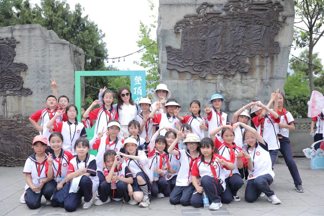將進(jìn)酒旅行社研學(xué)活動(dòng) | 探秘竇圌山，感悟古建智慧！2025年中原愛心學(xué)校竇圌山研學(xué)活動(dòng)。